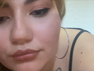 Russian Sex Cam janetsugar with brown eyes and average tits