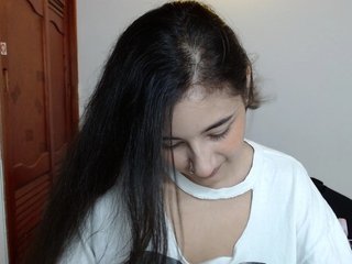 Spanish Sex Cam -mariiee with brown eyes and average tits