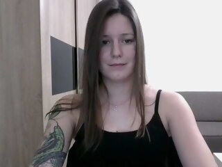 German Sex Cam carmenfantasy with green eyes and average tits