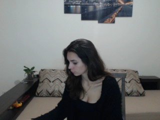 Russian Sex Cam lisakiss555 with brown eyes and average tits