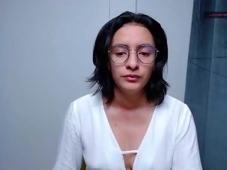 French Sex Cam miaportman with brown eyes and average tits