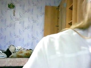 Young Cam Doll marielaangel. brunette with average tits