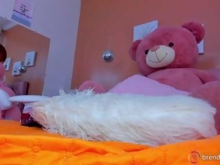 Spanish Sex Cam brendastepenn with brown eyes and average tits