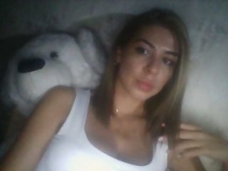 Russian Sex Cam luxsonyastar with brown eyes and average tits