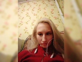 Russian Sex Cam alicelue with green eyes and average tits