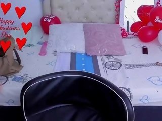 English Sex Cam carolinaa2 with brown eyes and small tits
