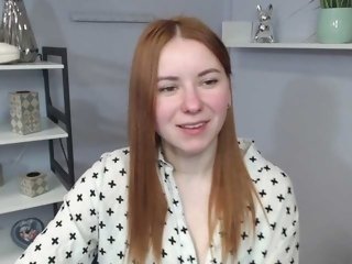 Young Cam Doll hottiexlayla. redhead with average tits