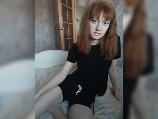 Russian Sex Cam marydi with brown eyes and small tits