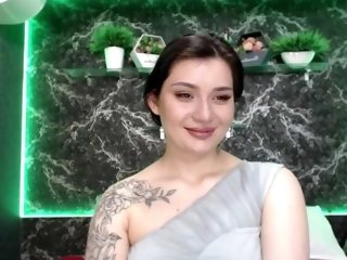 Young Cam Doll darkdanika. brunette with average tits